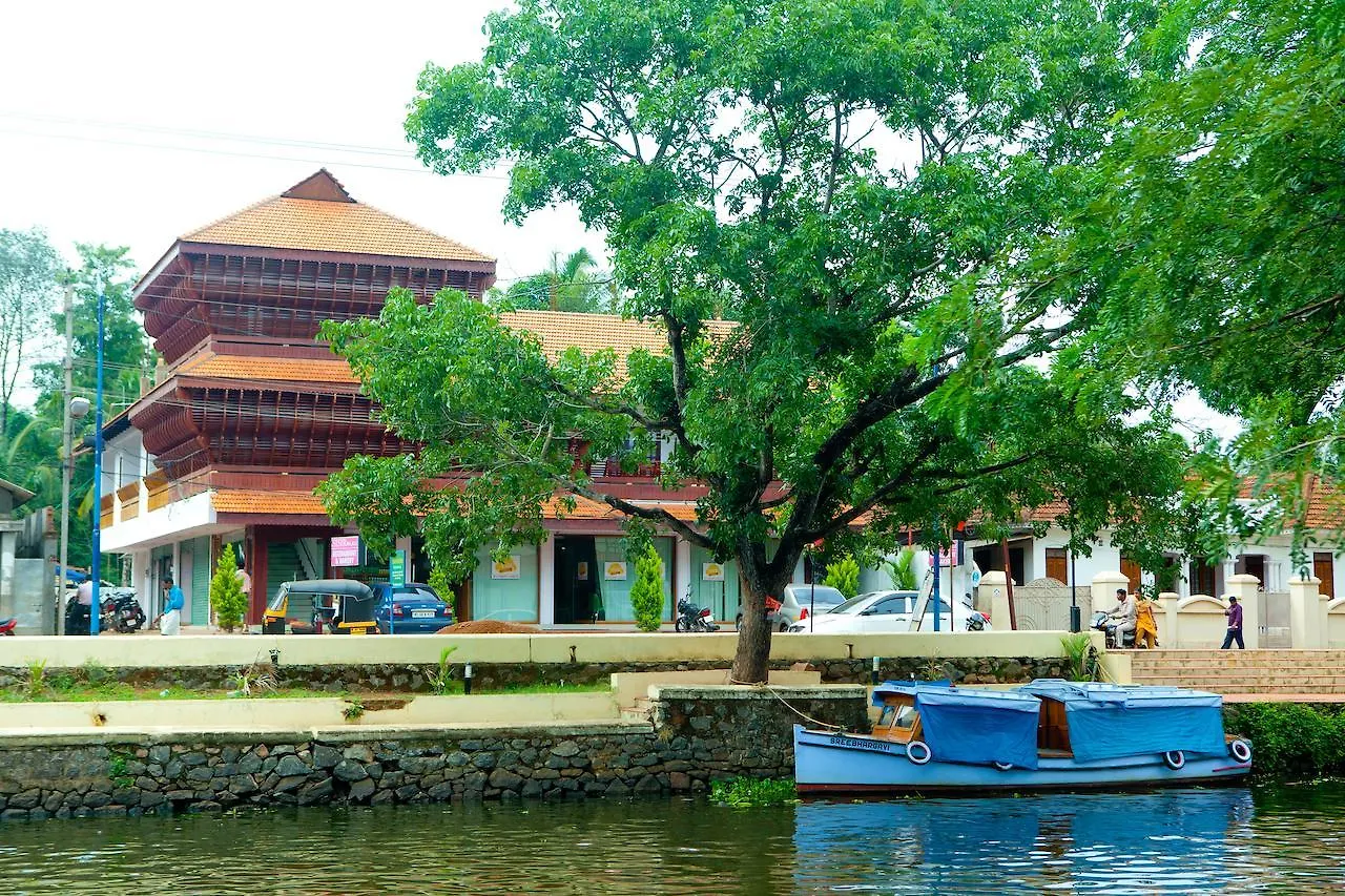 Sisir Palace Backwater Resort Alappuzha India